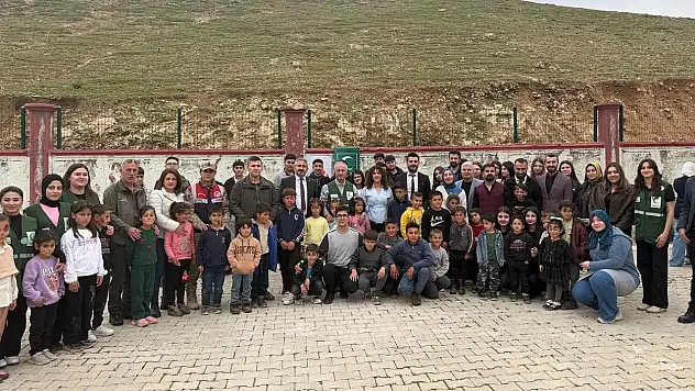 Siirt'te Final Okulları ve Yeşilay İş Birliğiyle Köy Okulu Bahçesine Fidan Dikildi