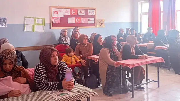 Siirt'te anneler çocukların sıralarına oturdu! Polis ekipleri uyuşturucuya karşı uyardı