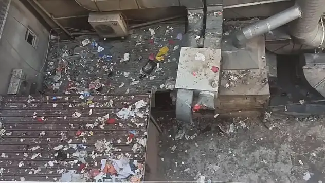 Siirt'te Apartman Aralarına Atılan Çöpler Vatandaşları Rahatsız Ediyor