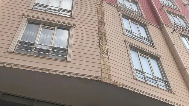 Siirt'te Apartmanın Dış Cephe Kaplaması Otomobilin Üzerine Düştü