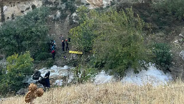 Siirt'te Araç Uçurumdan Yuvarlandı: 1 Ölü 1 Yaralı! Kazanın Dün Olduğu Ekiplere Yeni Bildirildiği İddiası
