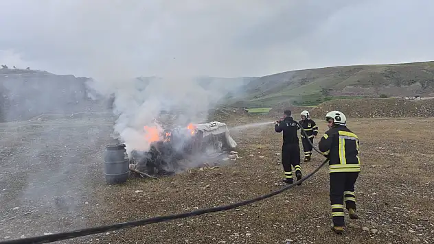 Siirt'te Arı Kovanları Alevlere Teslim Oldu: Yağmurlu Havada Çıkan Yangın Şaşırttı