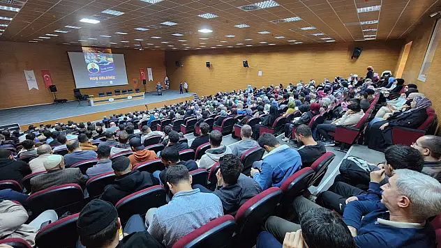 Siirt'te ''Aydınlık Şehir Gazze'' Konferansı Yoğun Katılımla Gerçekleşti