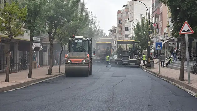 Siirt'te Bahçelievler'de 1000 Metrelik Yol Asfaltlandı: Çalışmalar Kent Genelinde Sürüyor