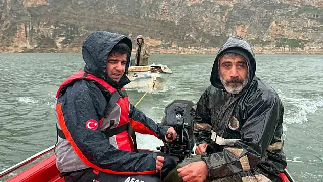Siirt'te baraj gölünde mahsur kalan iki kişi kurtarıldı