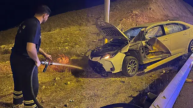 Siirt'te Bariyere Çarpan Otomobil Alev Aldı: 1 Yaralı