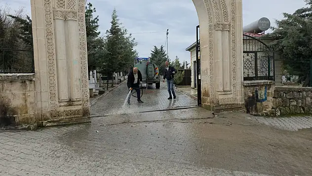 Siirt'te Bayram Öncesi Mezarlıklar Ziyarete Hazır Hale Getirildi