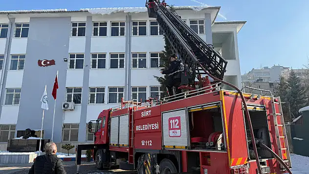Siirt'te çatılarda biriken kar kütlelerine itfaiyeden müdahale