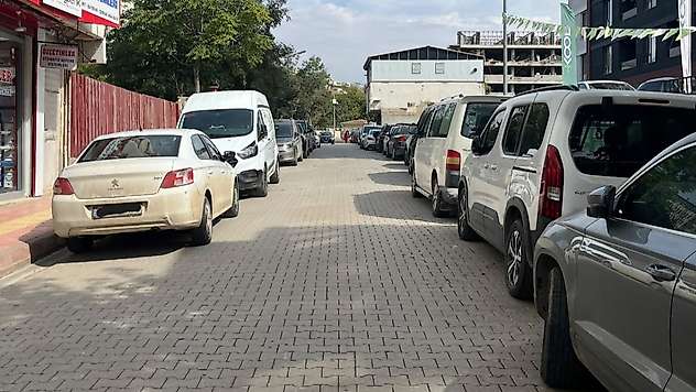 Siirt'te çift sıra park sorunu büyüyor: 3 mahallede trafik içinden çıkılmaz hale geliyor