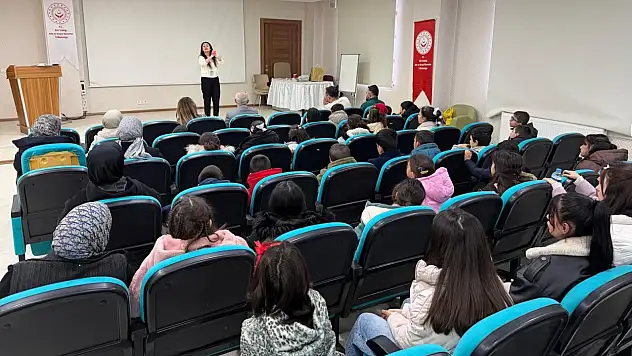 Siirt'te Çocuk ve Genç Akademisi kapsamında sağlık bilinci eğitimi verildi
