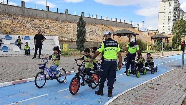 Siirt'te çocuklara trafik güvenliği eğitimi veriliyor