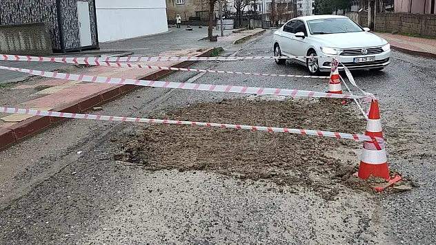 Siirt'te Çöken Yola Belediye Ekipleri Müdahale Etti