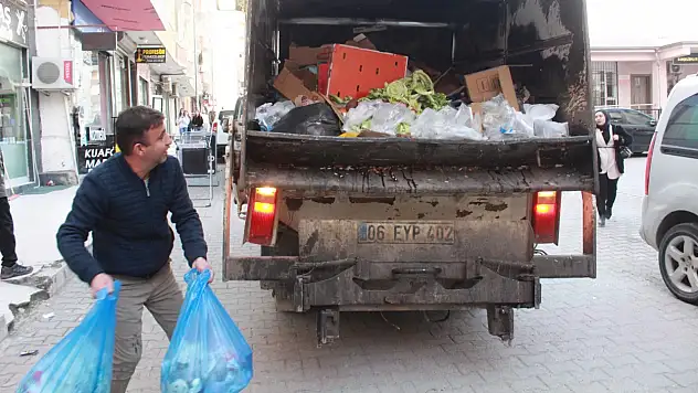 Siirt'te çöpün saati müzikle geliyor: Sesi duyan kapıya koşuyor