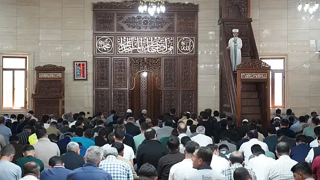 Siirt'te Cuma Namazı Hutbesini 13 Yaşındaki Hafız Harun Arslan Okudu
