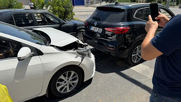 Siirt'te Dikkatsizlik Kazaya Neden Oldu: Araçlar Hasar Gördü