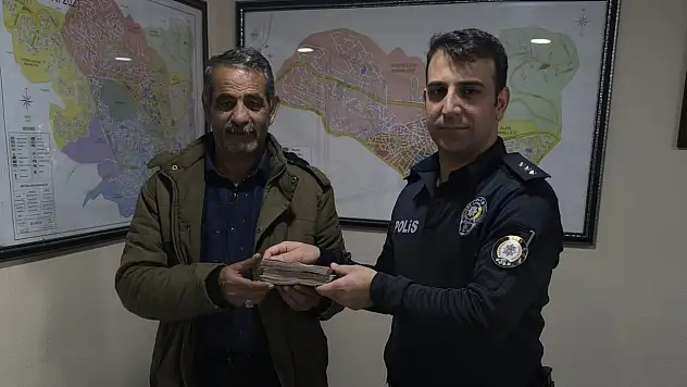 Siirt'te Düşürülen 50 Bin TL, Emniyetin Hızlı Takibi ve Duyarlı Şoför Sayesinde Sahibine Teslim Edildi