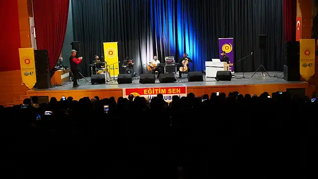 Siirt'te Eğitim Sen'in 31. Yılına Görkemli Kutlama: Sanatçı Serdar Canan Sahne Aldı