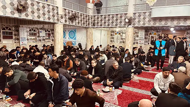 Siirt'te Ensar Camii Diyanet Gençlik Merkezi İftarına Yoğun İlgi
