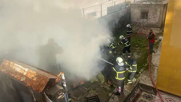 Siirt'te Evin Bahçesindeki Odunlukta Yangın: 2 Tondan Fazla Odun Kül Oldu
