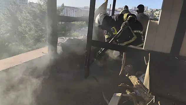 Siirt'te Evin Çatısında Yangın: Ceviz Kabukları Alev Aldı