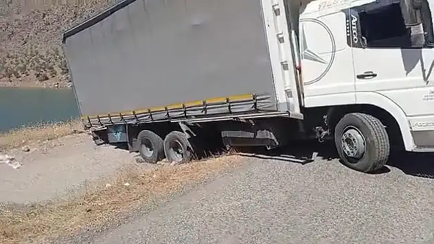 Siirt'te Facia Son Anda Önledi: Kamyon Yol Kenarında Asılı Kaldı