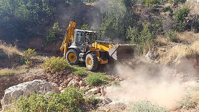 Siirt'te Fıstık Üreticilerine Yol Desteği: Bağ Yollarında Çalışma Sürüyor