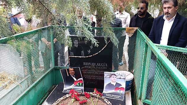 Siirt'te Gar Katliamı'nın 11. yılında anma: Rıdvan Akgül mezarı başında anıldı