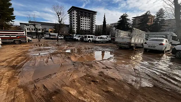 Siirt'te Geçici Otoparklar Yağışlardan Sonra Çukurlarla Doldu