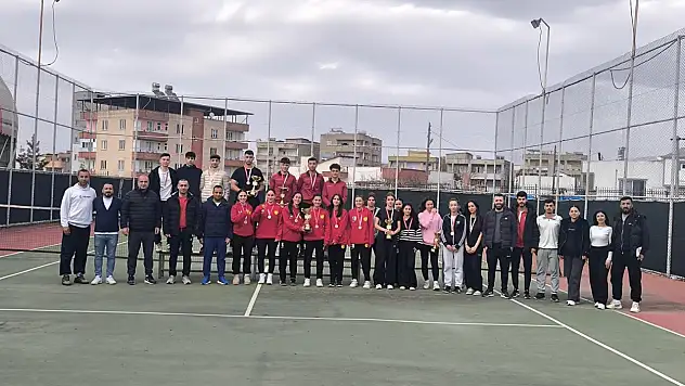 Siirt'te genç raketler kortta buluştu, şampiyonlar belli oldu