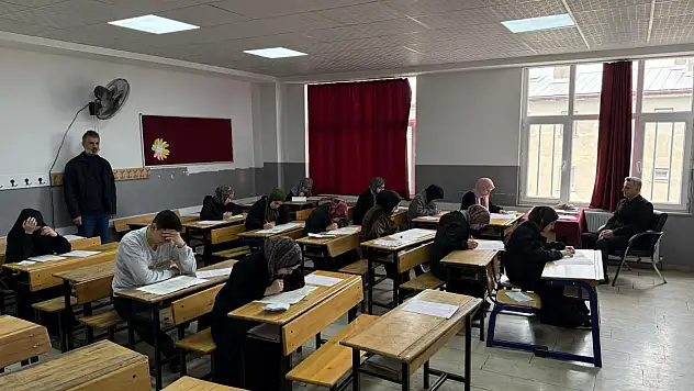 Siirt'te Gençler Umre İçin Yarıştı: Bilgi Yarışmasına Yoğun Katılım
