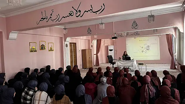 Siirt'te Gençlere Sağlıklı Beslenme ve Dijital Farkındalık Dersi