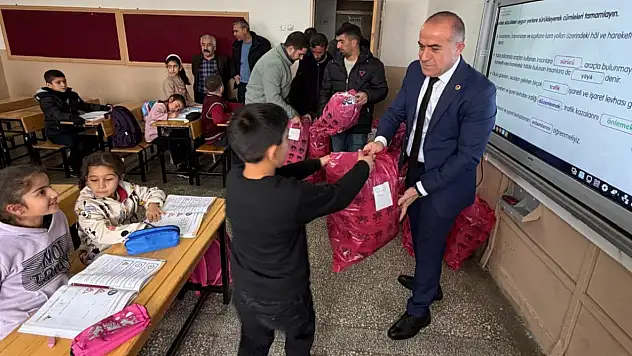 Siirt'te Gökçebağ Belediyesi'nden öğrencilere kışlık destek