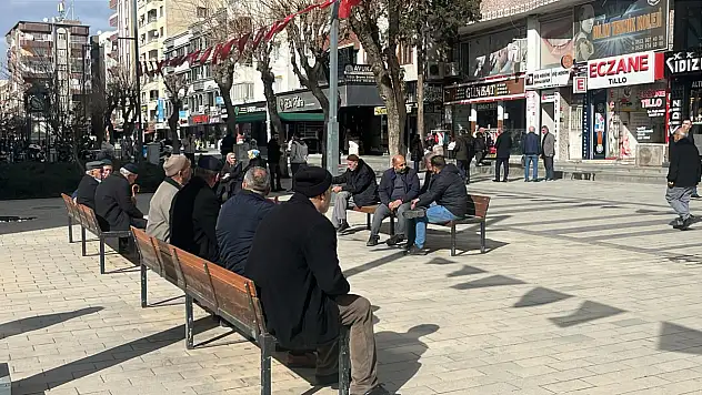 Siirt'te güneşli havayı değerlendiren vatandaşlar iftarı sohbetle bekliyor