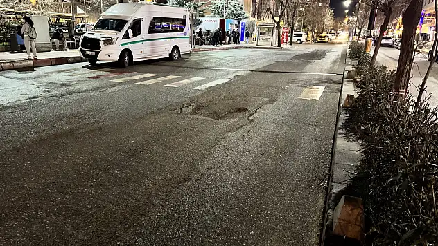 Siirt'te Güres Caddesi'nde Onarılan Yol Yeniden Çöktü