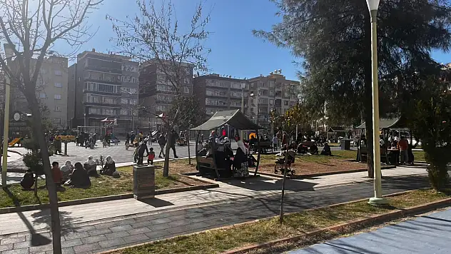 Siirt'te güzel havayı fırsat bilenler soluğu parklarda aldı