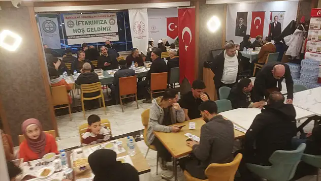 Siirt'te Hacı Hüseyin Ağa Vakfı tarafından kurulan sofrada birlik ve dayanışma vurgusu