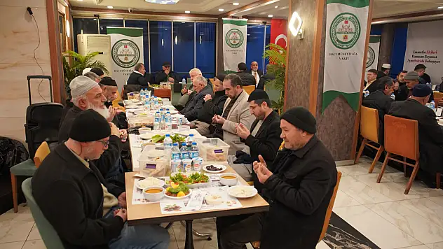 Siirt'te Hacı Hüseyin Ağa Vakfı'ndan Yoğun Katılımlı İftar Programı