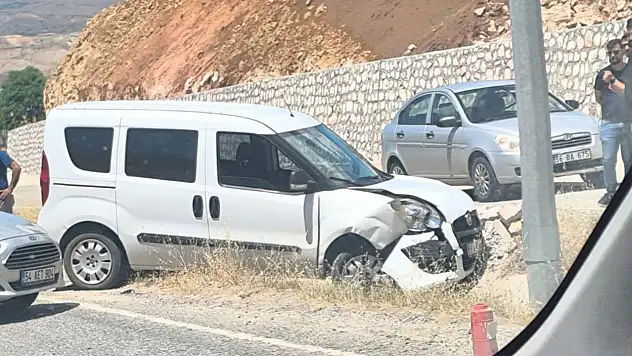 Siirt'te Hafif Ticari Araç Orta Refüje Girdi!