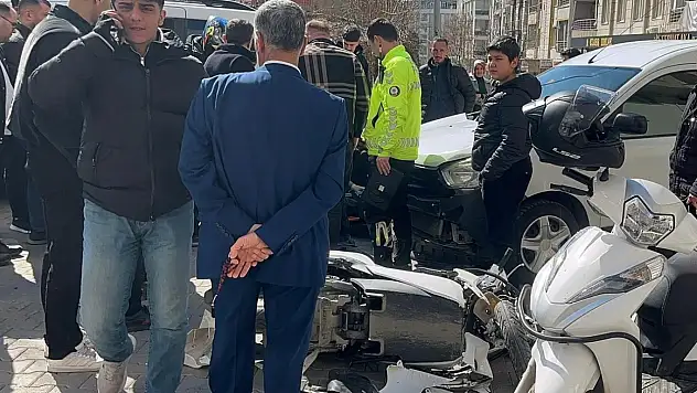 Siirt'te motosiklet ile hafif ticari araç çarpıştı: 1 yaralı