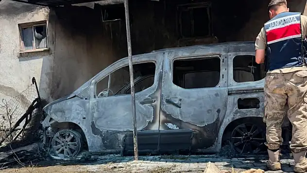 Siirt'te Hafif Ticari Araçta Başlayan Yangın Eve Sıçradı, Araç Küle Döndü