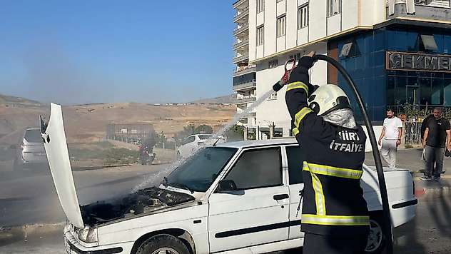 Siirt'te Hareket Halindeki Otomobil Yandı