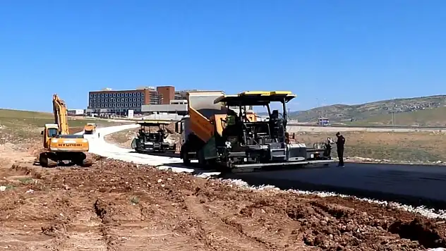 Siirt'te Hastane Bağlantı Yolunda Asfalt Çalışmaları Sürüyor