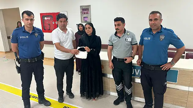 Siirt'te hastanede kaybolan içi altın ve para dolu çanta bulunarak sahibine teslim edildi