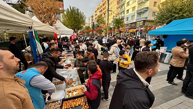 Siirt'te Hayır Çarşısı Düzenlendi: Gelirler Gazze'ye Gönderilecek