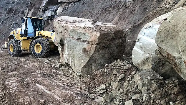 Siirt'te heyelan köy yolunu kapattı, ekipler müdahale etti