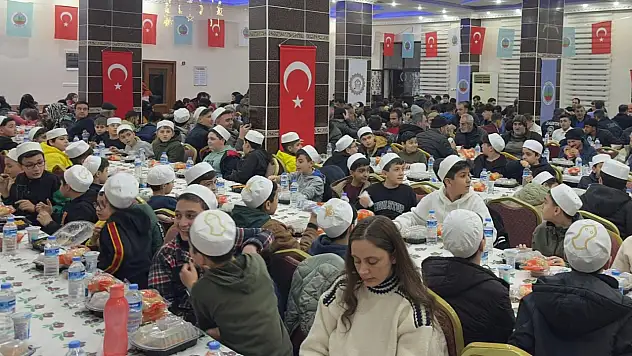 Siirt'te iftar buluşması: Protokol ve vatandaşlar aynı sofrada bir araya geldi