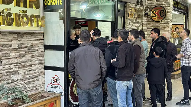 Siirt'te iftarın vazgeçilmezi: Saydan Çiğköfte önünde uzun kuyruklar oluşuyor