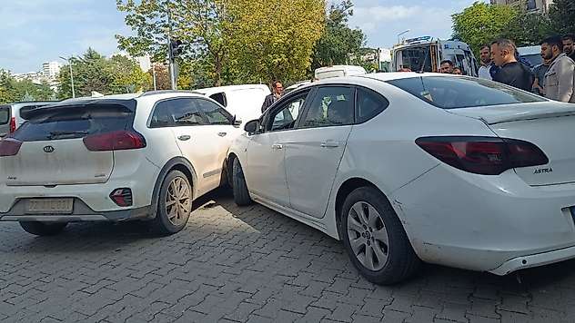 Siirt'te İki Araç Çarpıştı: Sürücüler Yaralandı