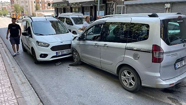 Siirt'te İki Hafif Ticari Araç Kafa Kafaya Çarpıştı: 1 Yaralı