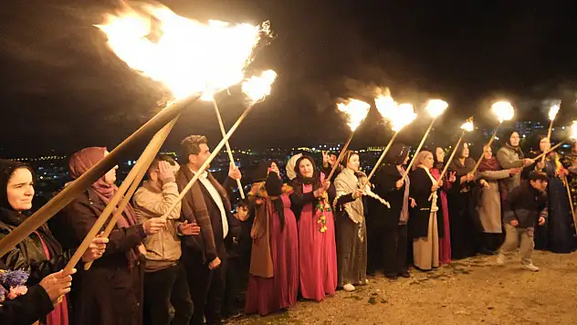 Siirt'te ilk Newroz ateşi Aşıklar Tepesi'nde yakıldı